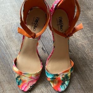 Multi color heels size 8